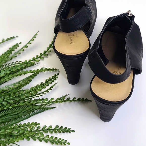 Chinese Laundry Black Wedges - Picture 2 of 8